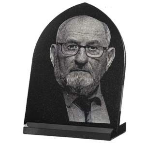 Plaque funéraire ogive